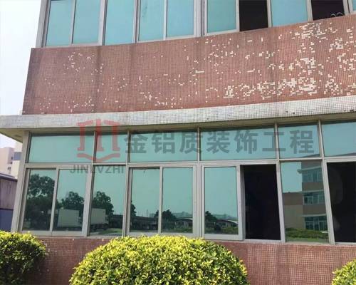 舊辦公樓特寫(xiě)，在沒(méi)有鋁單板翻新前的照片真破舊